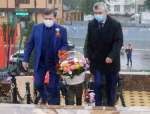 Глава Хасавюрта Зайнудин Окмазов возложил цветы на городских мемориала...